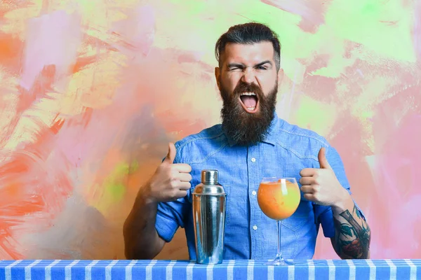 Brutal caucasian hipster with alcohol cocktail and shaker — Stock Photo, Image