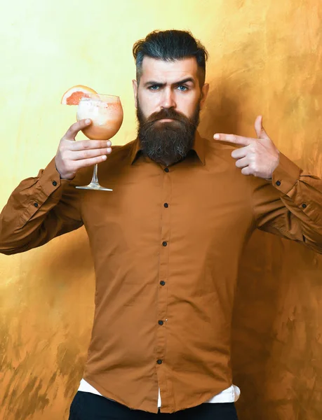 Brutal caucasian hipster holding tropical alcoholic fresh cocktail — Stock Photo, Image