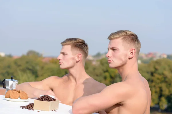 Deux hommes posant sur fond de ciel avec un visage sérieux — Photo