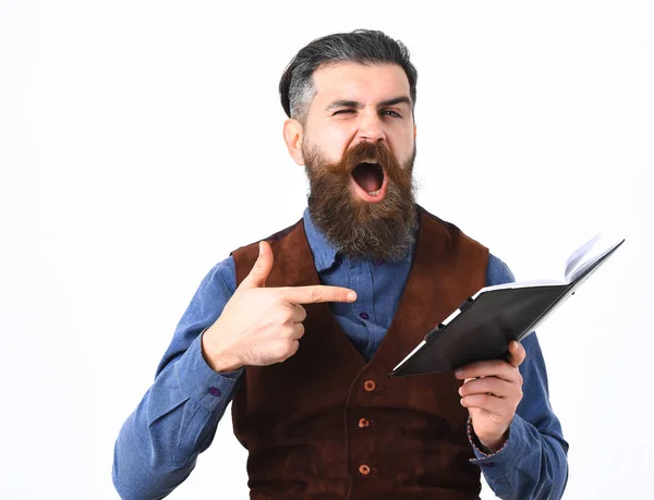 Бородатый мужчина держит блокнот со счастливым лицом — стоковое фото