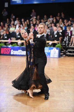 Alman Açık Şampiyonası 'nda Grand Slam Standart sırasında dans eden kimliği belirsiz bir çift.