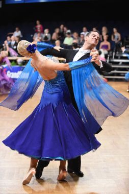 Alman Açık Şampiyonası 'nda Grand Slam Standart sırasında dans eden kimliği belirsiz bir çift.