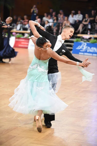 德国公开赛上，一对身份不明的舞伴在大满贯赛场上摆出舞姿 — 图库照片