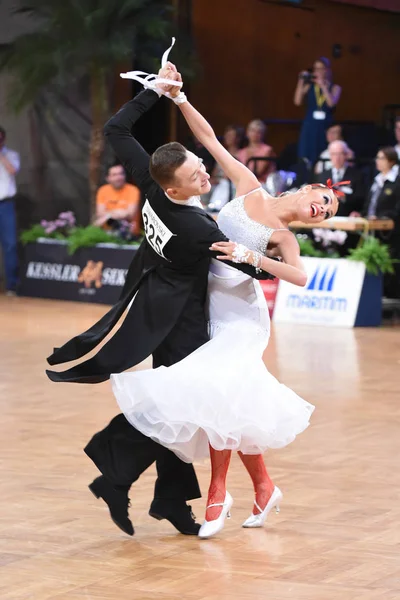 Un couple de danse non identifié dans une pose de danse pendant le Grand Chelem Standart au Championnat d'Allemagne Ouvert — Photo