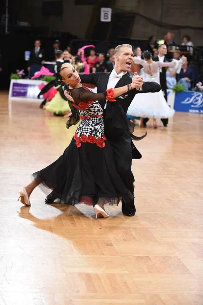 Un couple de danse non identifié dans une pose de danse pendant le Grand Chelem Standart au Championnat d'Allemagne Ouvert — Photo