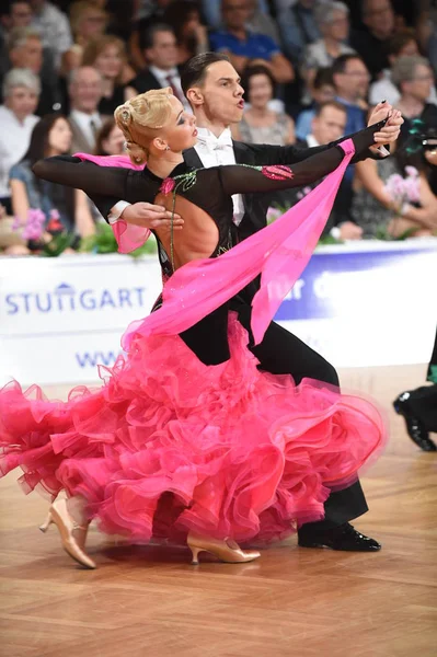 Una pareja de baile no identificada en una pose de baile durante el Grand Slam Standart en el Campeonato Abierto de Alemania —  Fotos de Stock