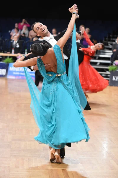 Una pareja de baile no identificada en una pose de baile durante el Grand Slam Standart en el Campeonato Abierto de Alemania —  Fotos de Stock