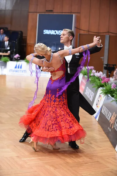 Um casal de dança não identificado em uma pose de dança durante o Grand Slam Standart no Campeonato Aberto Alemão — Fotografia de Stock