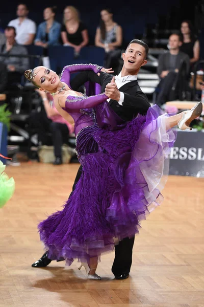 Alman Açık Şampiyonası 'nda Grand Slam Standart sırasında dans eden kimliği belirsiz bir çift.