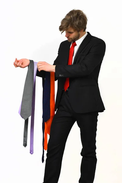 Бородатый мачо стильный мужчина в элегантном костюме с галстуками — стоковое фото