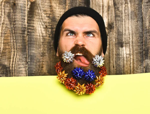 Бородатий чоловік, жорстокий білий смішний хіпстер із зірками прикрас подарунків — стокове фото