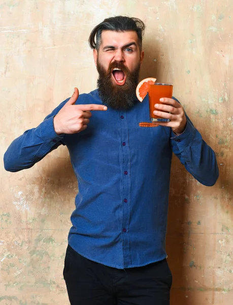 Brutal hipster holding tropical alcoholic fresh cocktail — Stock Photo, Image