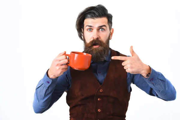 Uomo barbuto in possesso di tazza con caffè, tè con viso sorpreso — Foto Stock