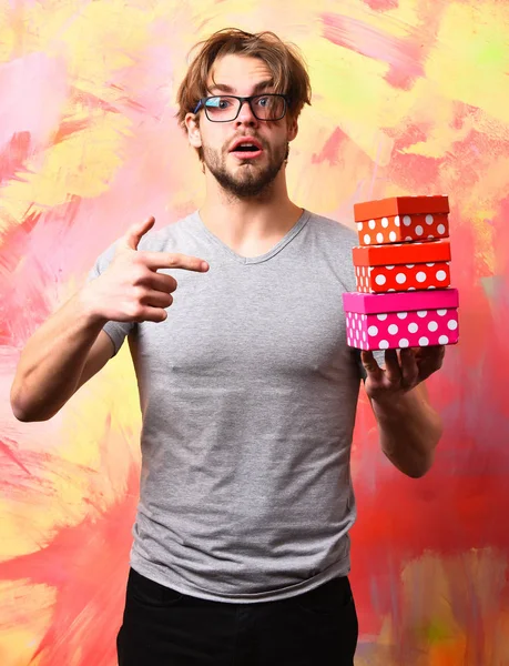 Caucasian bearded sexy macho man holding gift boxes — Stock Photo, Image