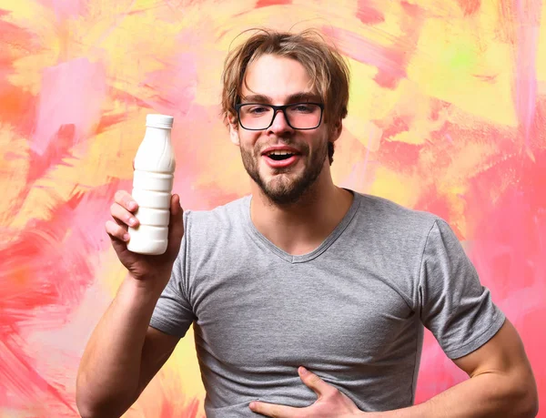 Белый бородатый сексуальный мачо держит бутылку молока — стоковое фото