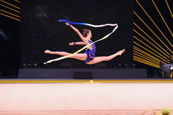 Gymnast εκτελεί ρυθμικής γυμναστικής διαγωνισμό — Φωτογραφία Αρχείου