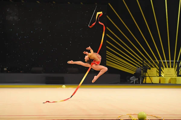 Гімнастка виконує на ритмічна гімнастика конкурсі — стокове фото