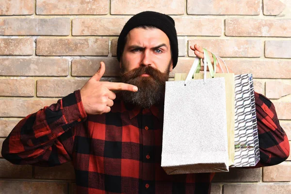 Bärtiger brutaler kaukasischer Hipster mit Schnurrbart hält Einkaufspakete in der Hand — Stockfoto