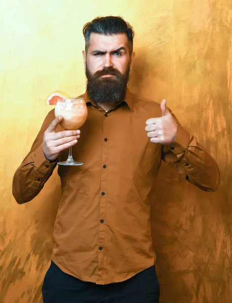 Brutal caucasian hipster holding tropical alcoholic fresh cocktail — Stock Photo, Image