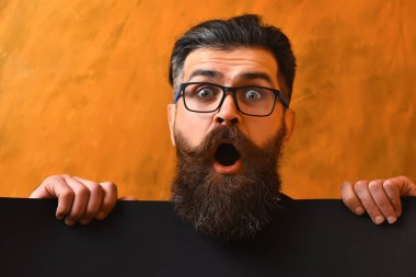 Sakallı adam, gözlüklü vahşi beyaz hippi.