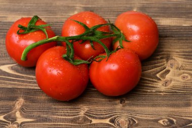 Olgun doğal domates asma üzerinde. Pazar taze sebze kavramı