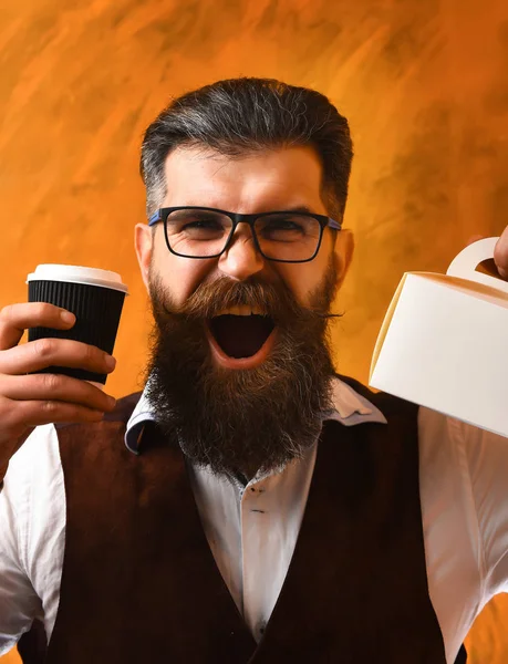 Bearded man, brutal caucasian hipster holding coffee and meal box — Stock Photo, Image