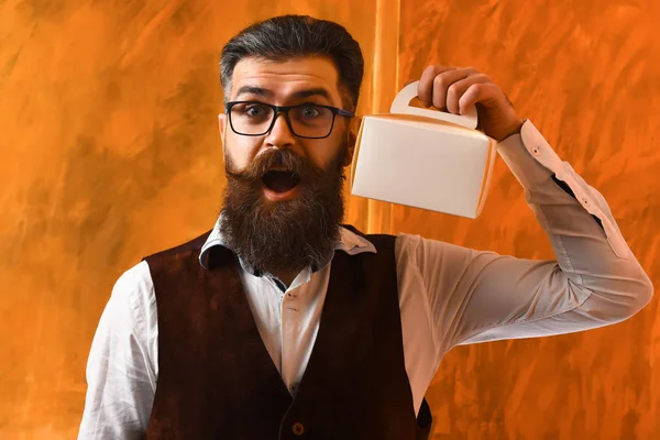 Uomo barbuto, brutale hipster caucasico con i baffi che reggono il pranzo — Foto Stock