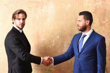 İş Ortakları Tokalaşıyor