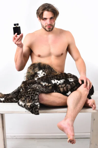 Hombre macho barbudo con abrigo de piel sobre fondo blanco — Foto de Stock