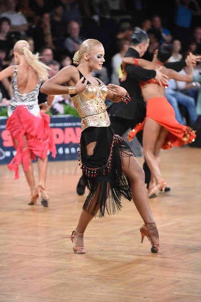 Bailarina latina en pose de baile — Foto de Stock