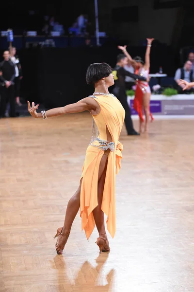 Latijnse vrouw danser in een pose dans — Stockfoto