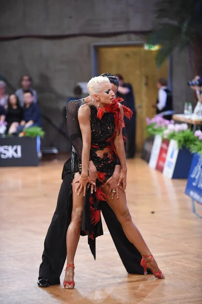 Baile pareja latina en una pose de baile — Foto de Stock