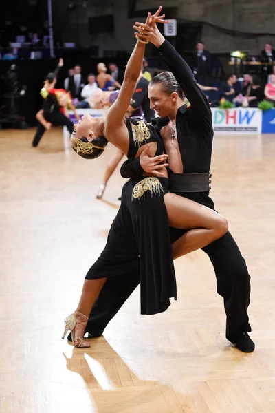 Baile pareja latina en una pose de baile — Foto de Stock