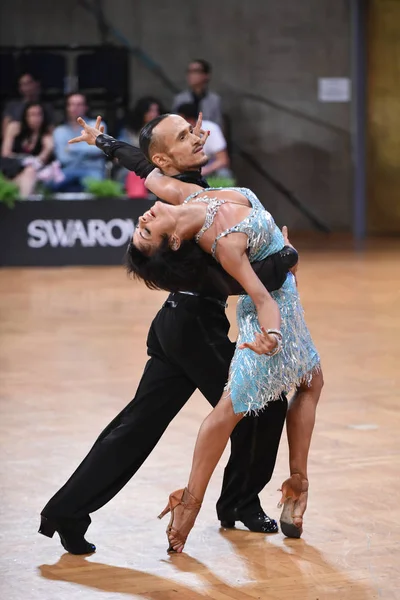 Danza coppia latina in una posa di danza — Foto Stock