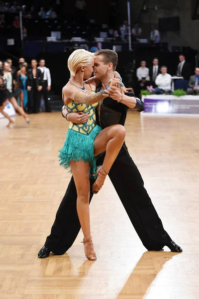 Dance latin couple in a dance pose — Stock Photo, Image