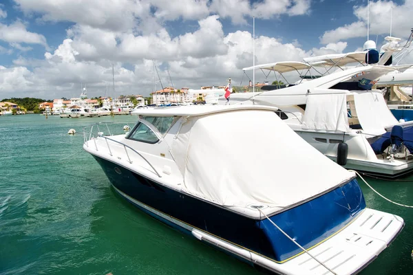 Yacht in baia con cielo nuvoloso — Foto Stock