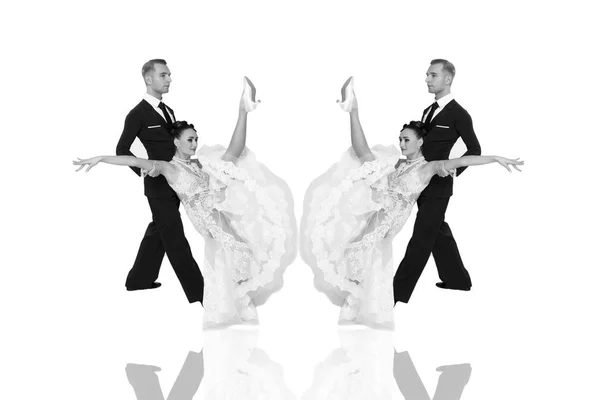 Ballrom casal de dança em uma pose de dança isolado em bachground branco — Fotografia de Stock