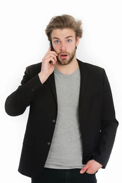 Fiatal szakállas férfi formális kabát, mobiltelefon-készülék segítségével — Stock Fotó