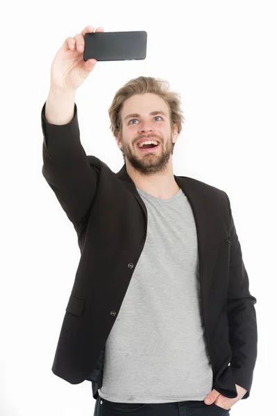 Hombre barbudo con chaqueta formal tomando selfie en el teléfono móvil — Foto de Stock