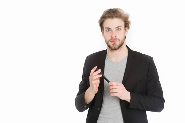 Joven barbudo hombre con chaqueta formal utilizando el dispositivo de teléfono móvil — Foto de Stock