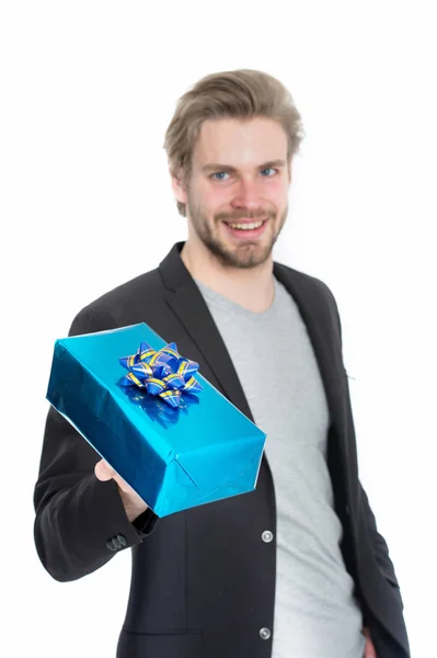 Mavi hediye kutusu ile mutlu yakışıklı adam — Stok fotoğraf