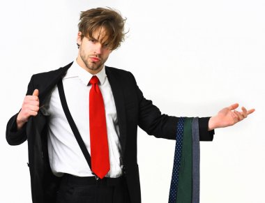 Sakallı, maço, şık takım elbiseli, kravatlı bir adam.