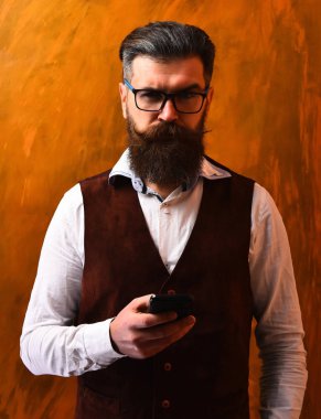 Sakallı adam, gözlüklü vahşi beyaz hippi.