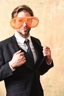 Zarif siyah takım elbiseli komik bir yönetici.