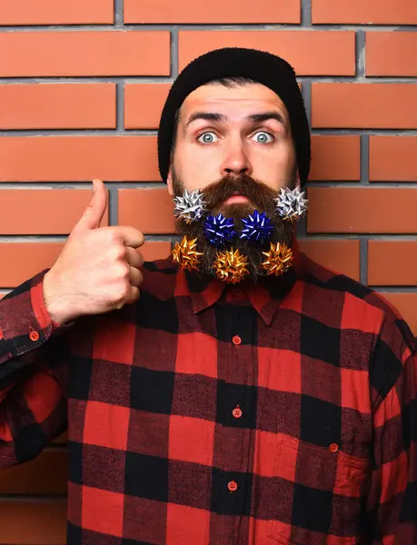 Бородатий чоловік, жорстокий кавказький здивований хіпстер з подарунковими декоративними зірками — стокове фото