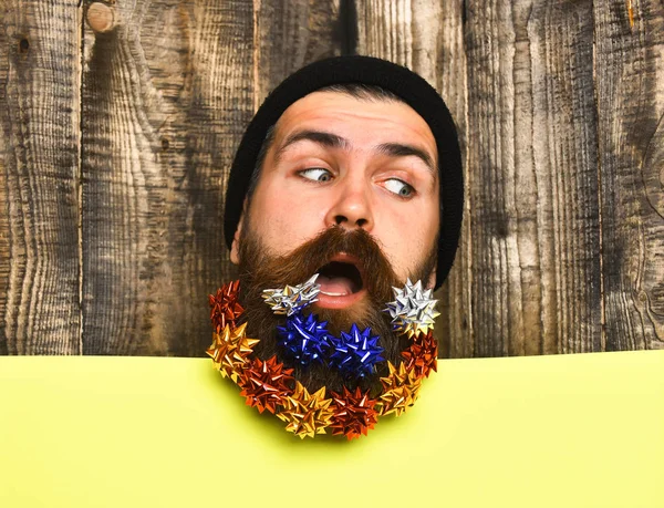 Бородатий чоловік, жорстокий кавказький вдумливий хіпстер із зірками подарункових прикрас — стокове фото