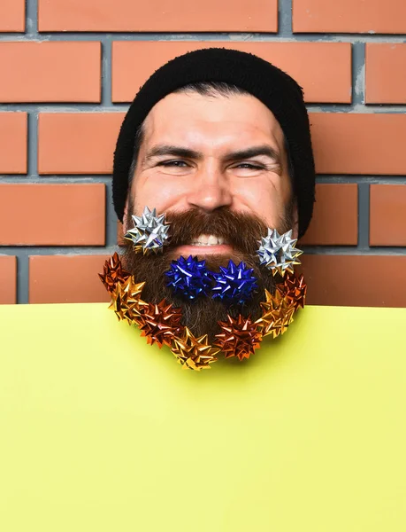 Homem barbudo, brutal caucasiano hipster divertido com estrelas de decoração do presente — Fotografia de Stock