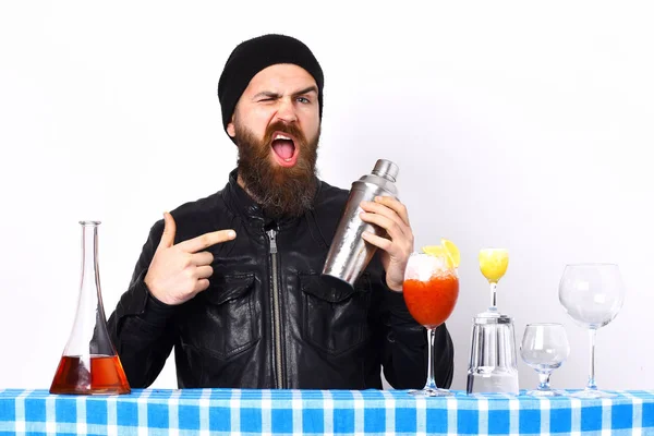 Hipster i kieliszki napojów alkoholowych, koktajli, kieliszków lub shakerów — Zdjęcie stockowe