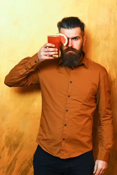 Brutal caucasian hipster holding tropical alcoholic fresh cocktail — Stock Photo, Image