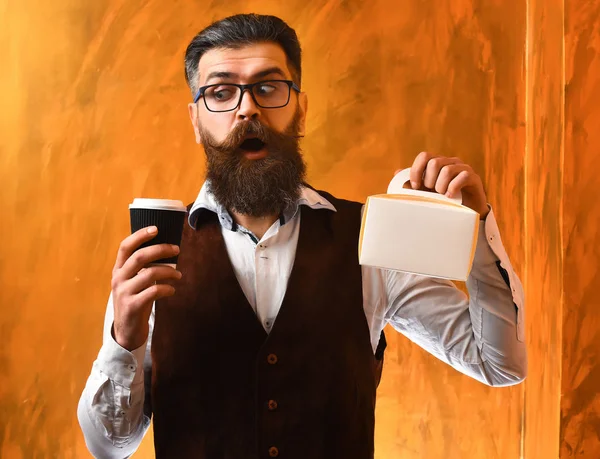Uomo barbuto, brutale hipster caucasico con caffe 'e scatola dei pasti — Foto Stock